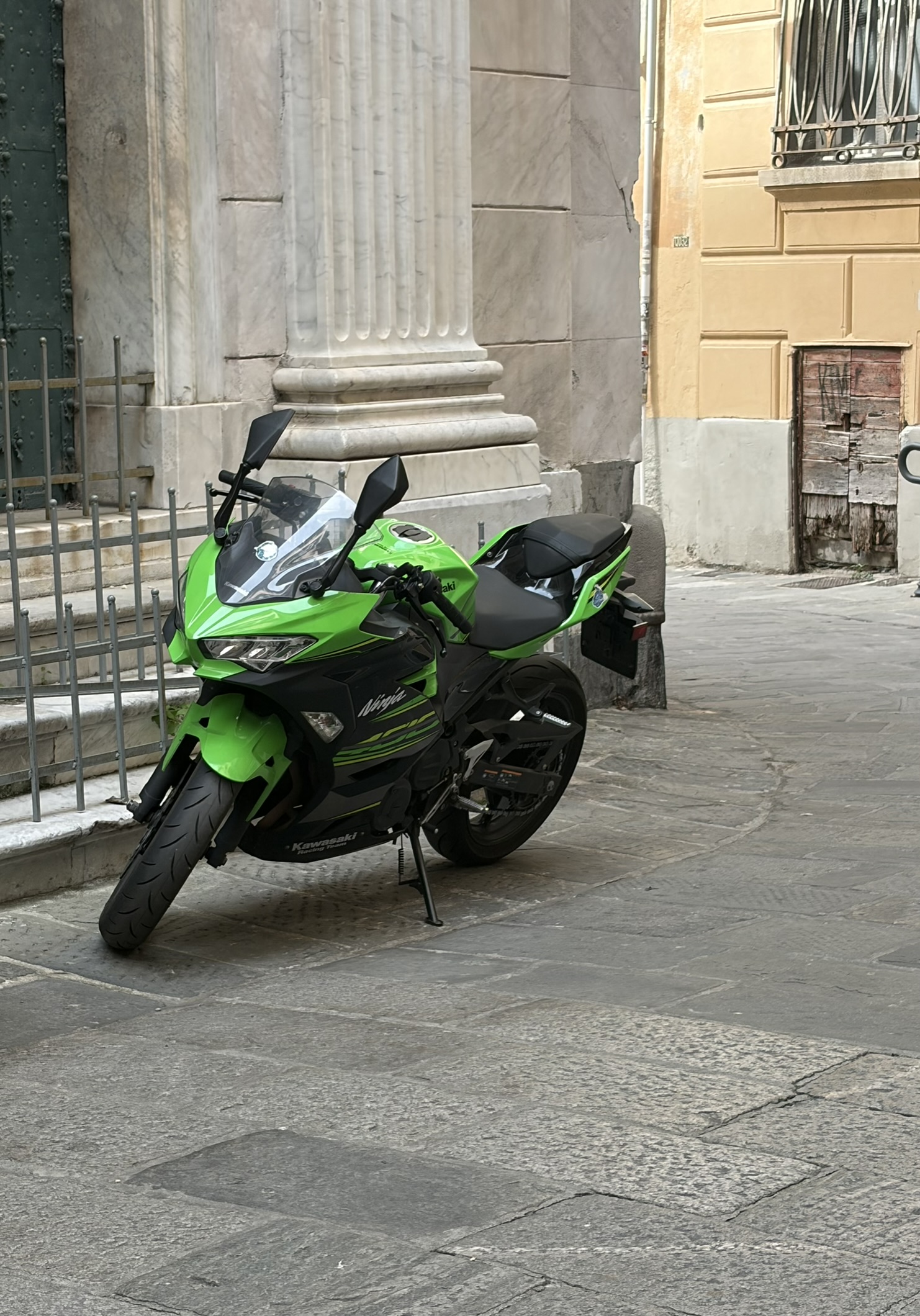 Kawasaki Ninja numa rua italiana