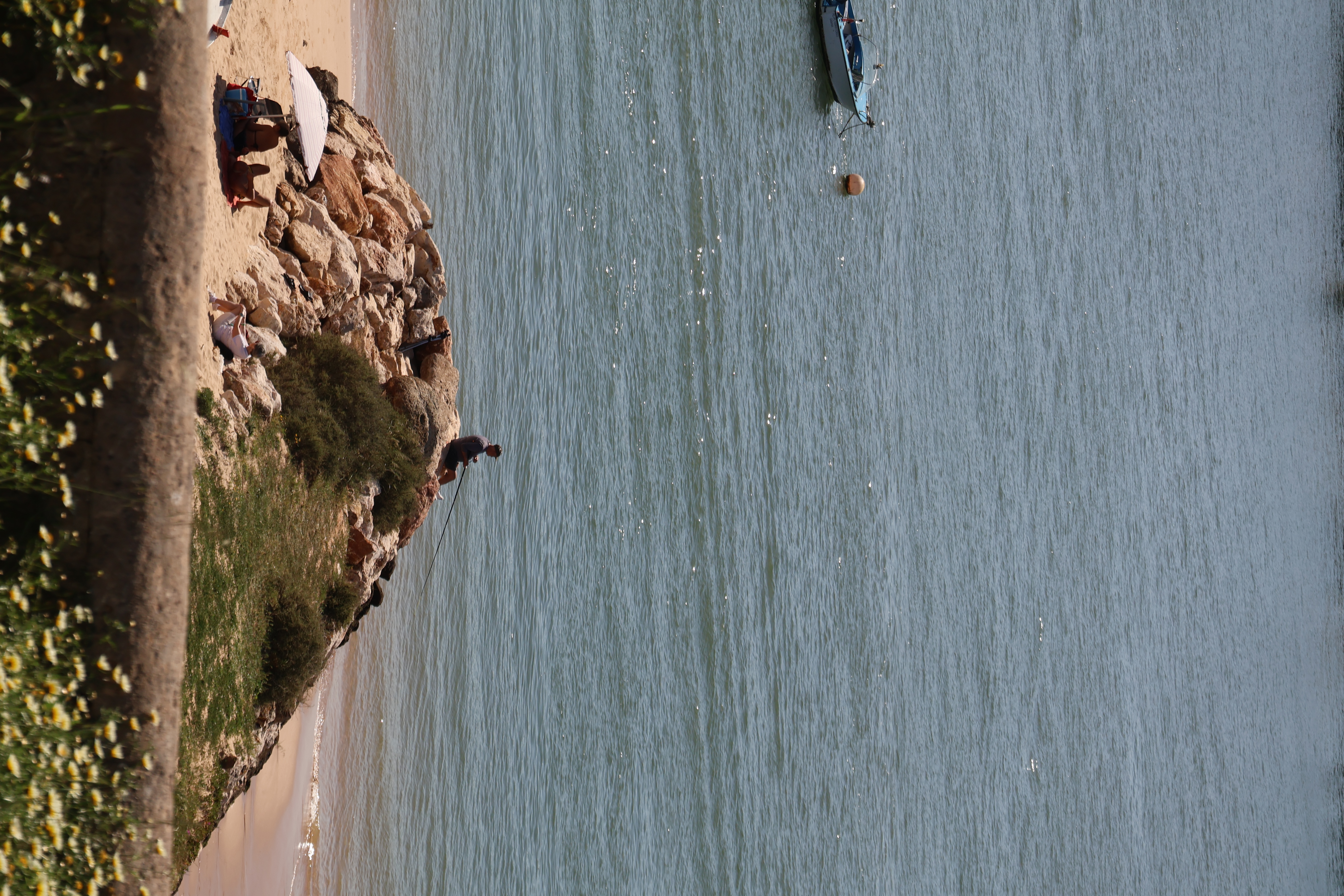 Pescador nas rochas no Algarve